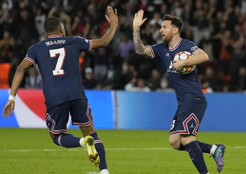 Kylian Mbappe và Lionel Messi đã có màn phối hợp tốt.