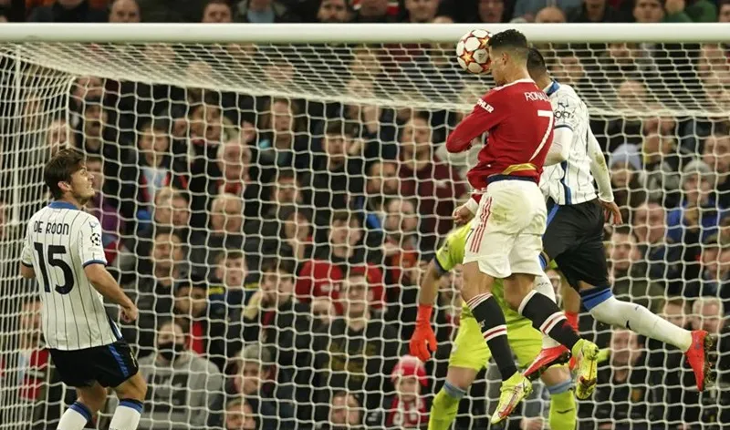 Ronaldo lại cứu Man.United với bàn thắng muộn ảnh 1