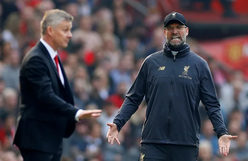 HLV Jurgen Klopp và Ole Gunnar Solskjaer đều tức giận với thông tin giả sau trận.