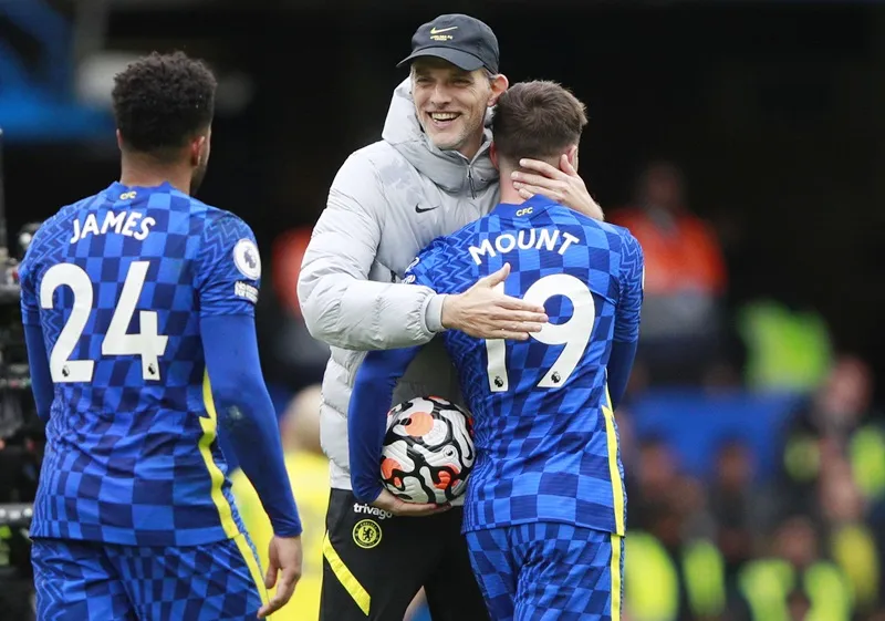 HLV Thomas Tuchel chia vui với học trò sau chiến thắng Norwich 7-0. Ảnh: Getty Images