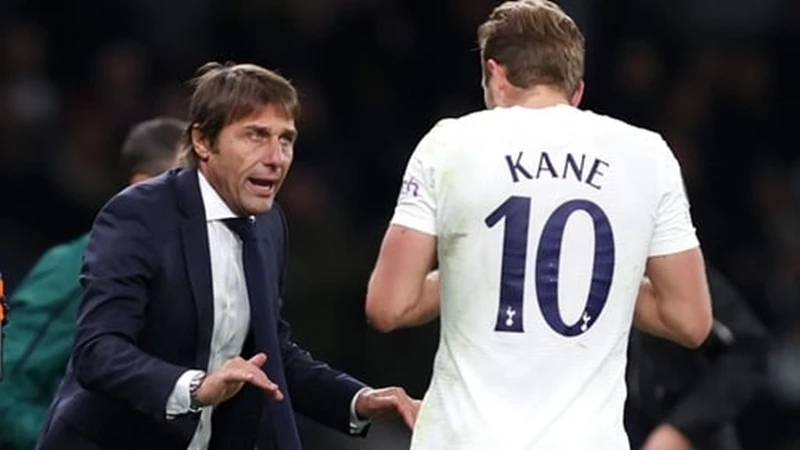 HLV Antonio Conte đã bị thử thách thần kinh ngay ngày ra mắt tại Tottenham.