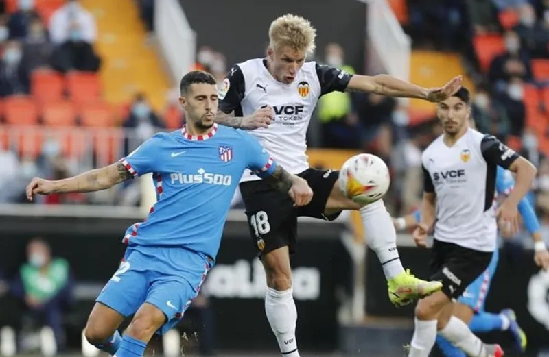 Atletico Madrid (trái) tiếp tục mất điểm vì thủng lưới quá dễ dàng.