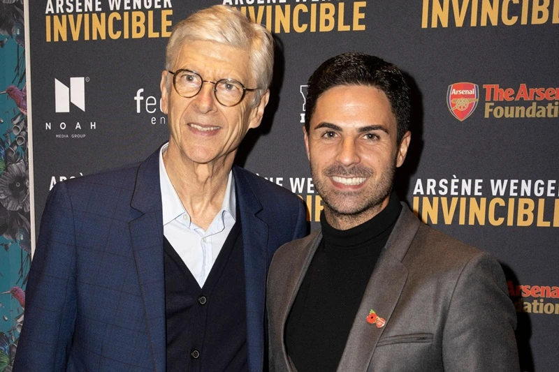 HLV Mikel Arteta hy vọng có thể thuyết phục được thầy cũ Arsene Wenger trở lại.