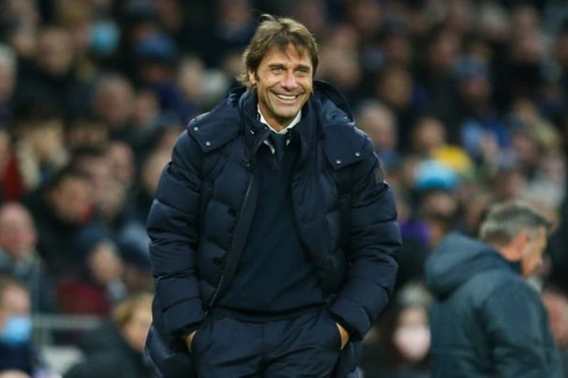 Phản ứng của HLV Antonio Conte khi nghe người hâm mộ hát vang tên mình. Ảnh: Getty Images