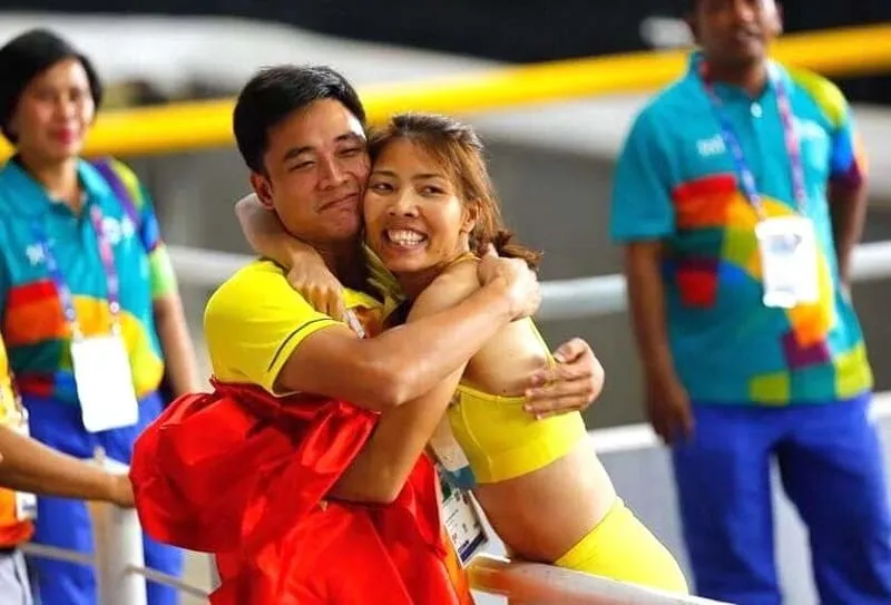 HLV Nguyễn Mạnh Hiếu (trái) được giao trọng trách HLV trưởng đội tuyển điền kinh Việt Nam.