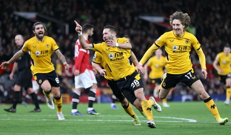 Wolves mừng chiến thắng đầu tiên tại Old Trafford sau 42 năm. Ảnh: Getty Images