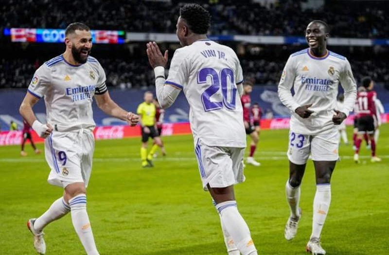 Karim Benzema tiếp tục thăng hoa phong độ để giúp Real bay cao.