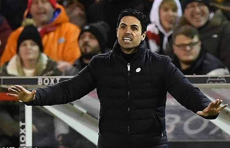 HLV Mikel Arteta thất vọng chứng kiến Arsenal bị loại.