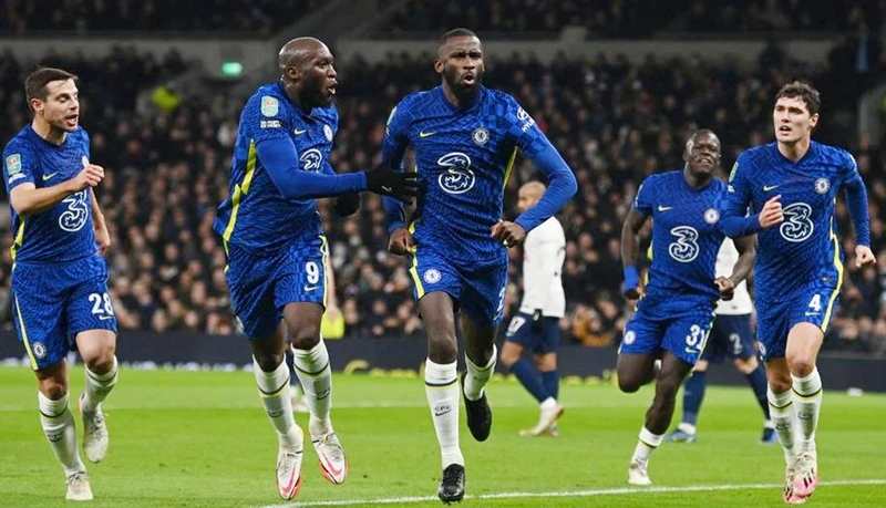 Antonio Rudiger mừng bàn thắng đưa Chelsea vào chung kết. Ảnh: Getty Images