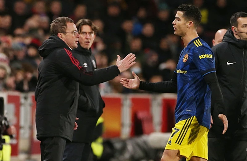 Cristiano Ronaldo thất vọng khi bị HLV Ralf Rangnick thay ra. Ảnh: Getty Images