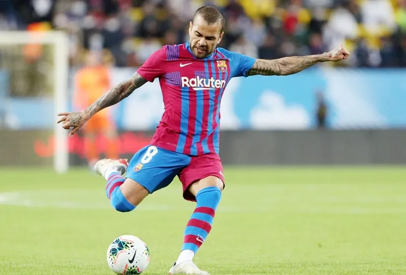 Dani Alves bị loại dù có kinh nghiệm châu Âu nhất.