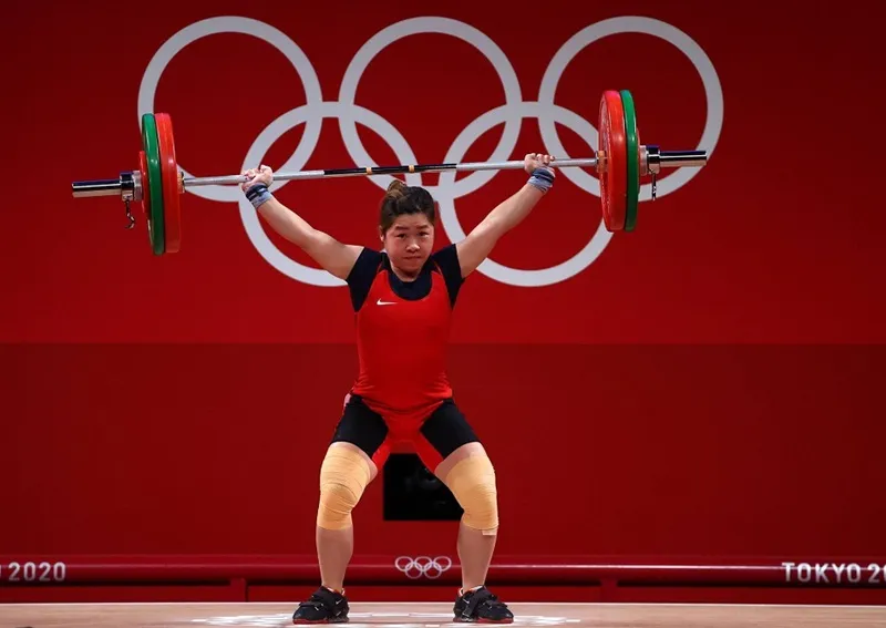 Nữ lực sĩ Hoàng Thị Duyên của đội tuyển cử tạ Việt Nam.