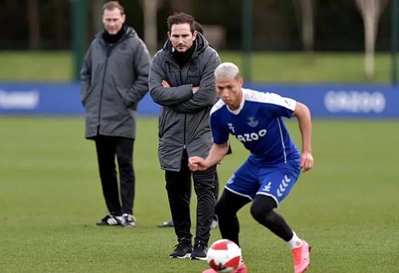 HLV Frank Lampard dõi theo buổi tập của đội bóng mới.