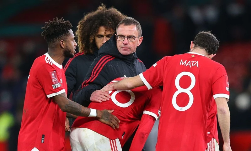 HLV Ralf Rangnick và đồng đội an ủi Anthony Elanga sau cú sút phạt đền hỏng.