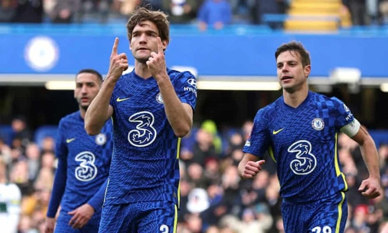 Cesar Azpilicueta (phải) và Marcos Alonso nằm trong kế hoạch táo bạo của Barca.