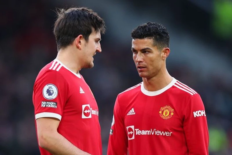 Harry Maguire được yêu cầu trao chiếc băng đội trưởng cho Cristiano Ronaldo.