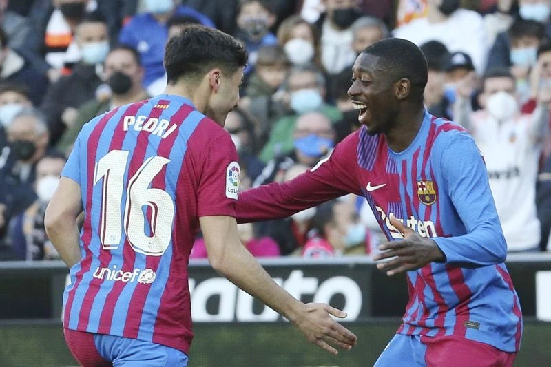 Ousmane Dembele (phải) đang chơi rất hay trong 2 trận vừa qua.