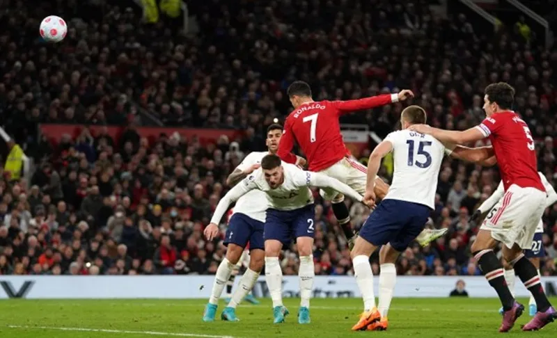Cú hat trick của Ronaldo sửa sai cho hàng hậu vệ Man.United ảnh 1