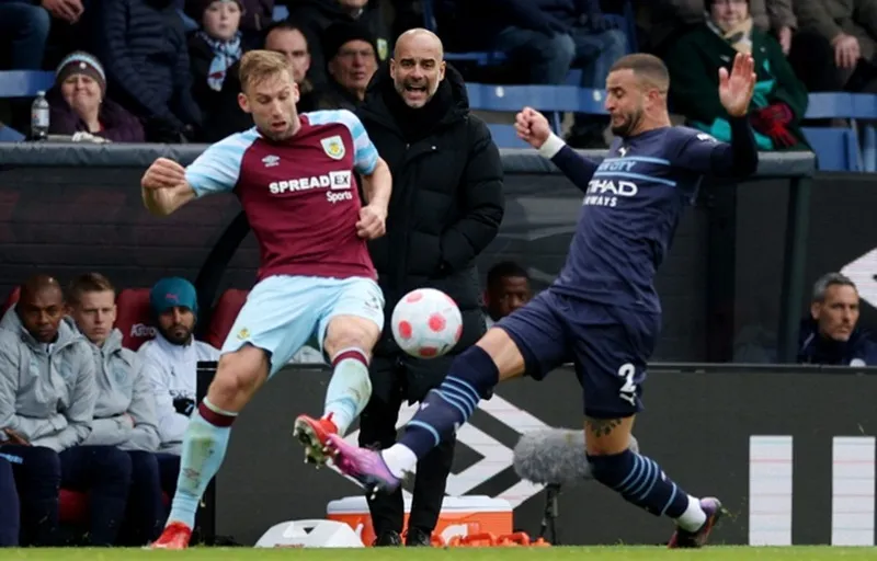 HLV Pep Guardiola tập trung chứng kiến Man.City thắng tại Burnley. Ảnh: Getty Images