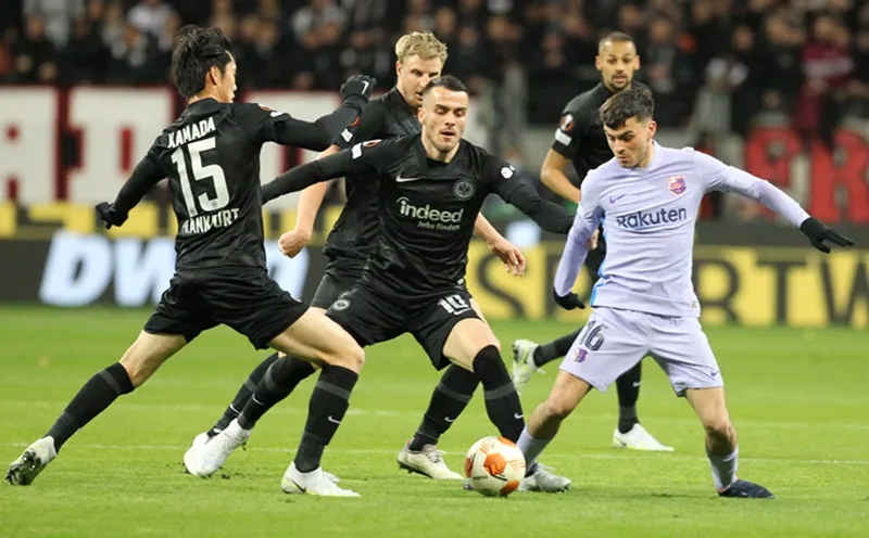 Pedri và Barcelona vấp phải thế trận mạnh mẽ của chủ nhà.