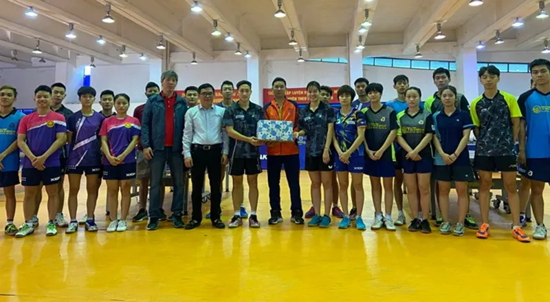Giám đốc Sở VH-TT Hà Nội gặp mặt đội tuyển bóng bàn Việt Nam. Ảnh: MAI HOA