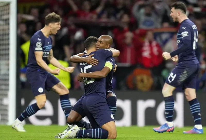 Cầu thủ Man.City hạnh phúc sau chiến thắng.