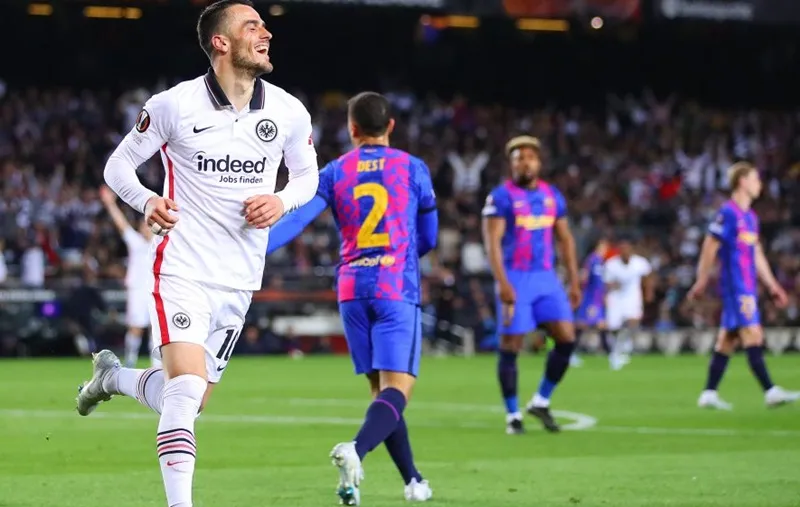 Frankfurt gây sốc loại ứng viên hàng đầu Barcelona ở tứ kết.