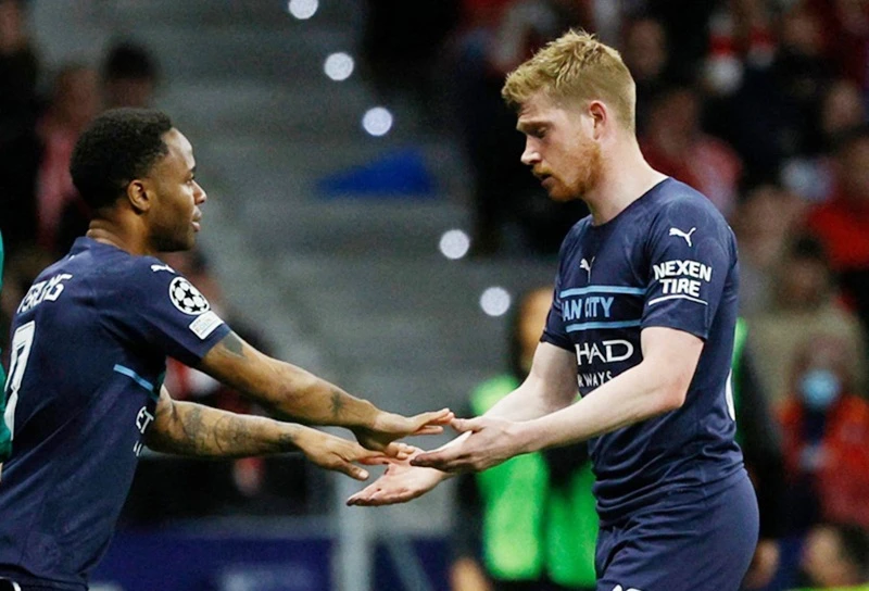 Kevin De Bruyne thất vọng khi chấn thương và nhường chỗ cho Raheem Sterling.