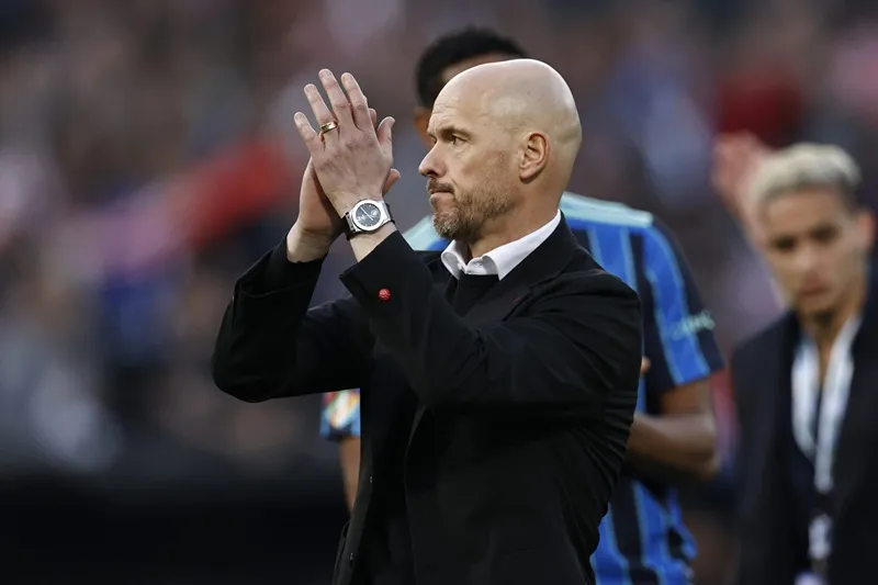 HLV Erik ten Hag sau thất bại ở chung kết Cúp quốc gia Hà Lan.