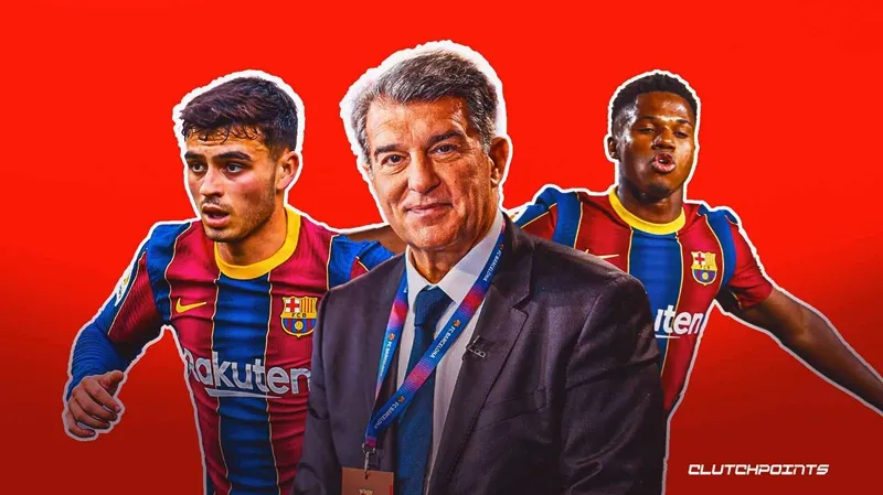 Chủ tịch Joan Laporta đã “trói chân” Ansu Fati và Pedri (trái) vào năm ngoái.