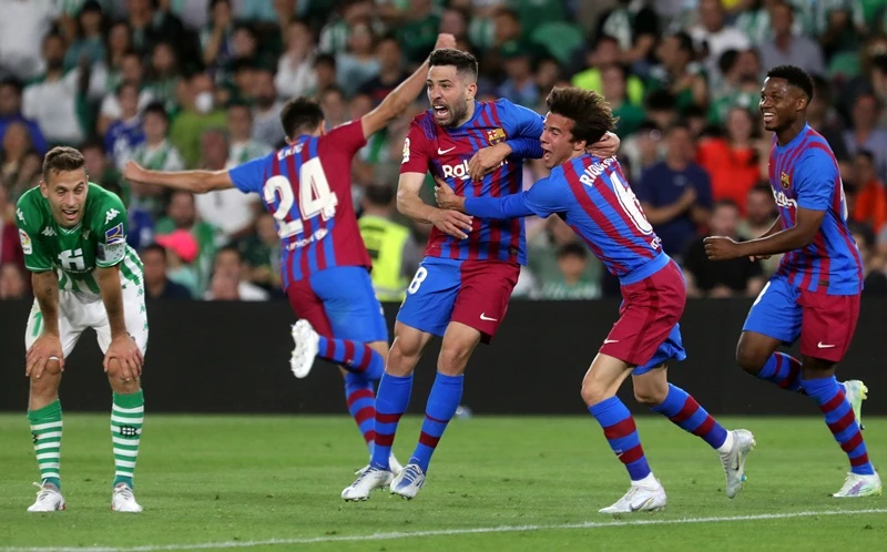 Jordi Alba đã giúp Barcelona sớm giành suất dự Champions League mùa sau.