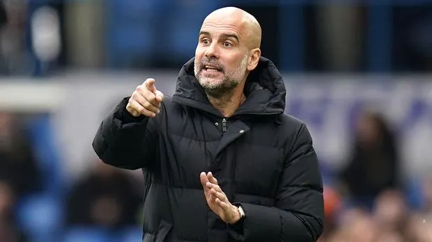HLV Pep Guardiola cố gắng thúc đẩy sự tự tin của cầu thủ Man.City. Ảnh: Getty Images