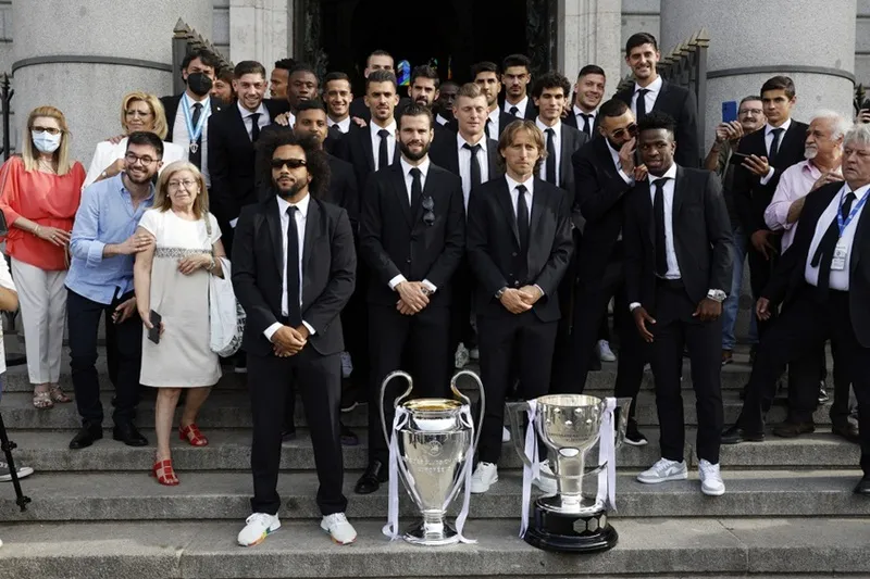 Real Madrid diễu hành hoành tráng mừng chiến thắng kỷ lục ảnh 1 Real Madrid diễu hành hoành tráng mừng chiến thắng kỷ lục ảnh 1