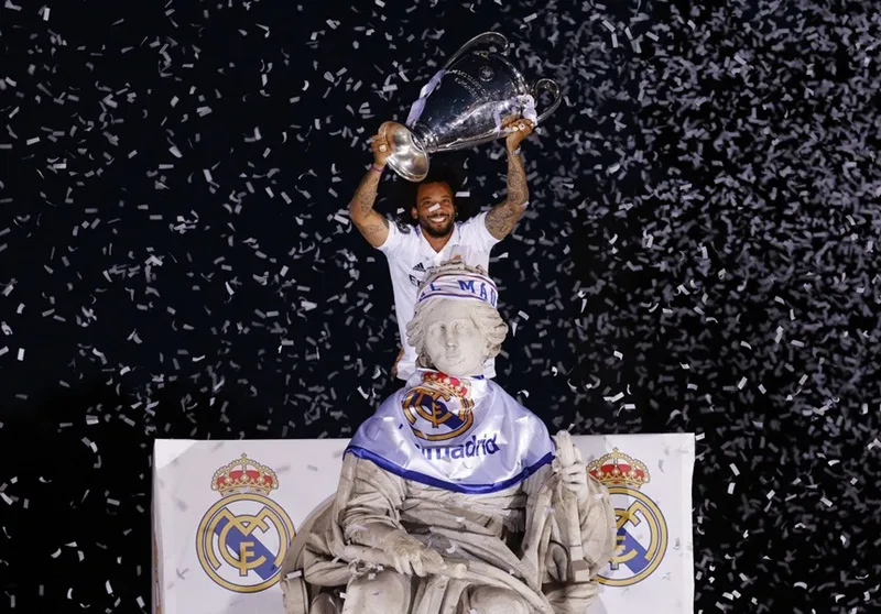Real Madrid diễu hành hoành tráng mừng chiến thắng kỷ lục ảnh 2 Real Madrid diễu hành hoành tráng mừng chiến thắng kỷ lục ảnh 2