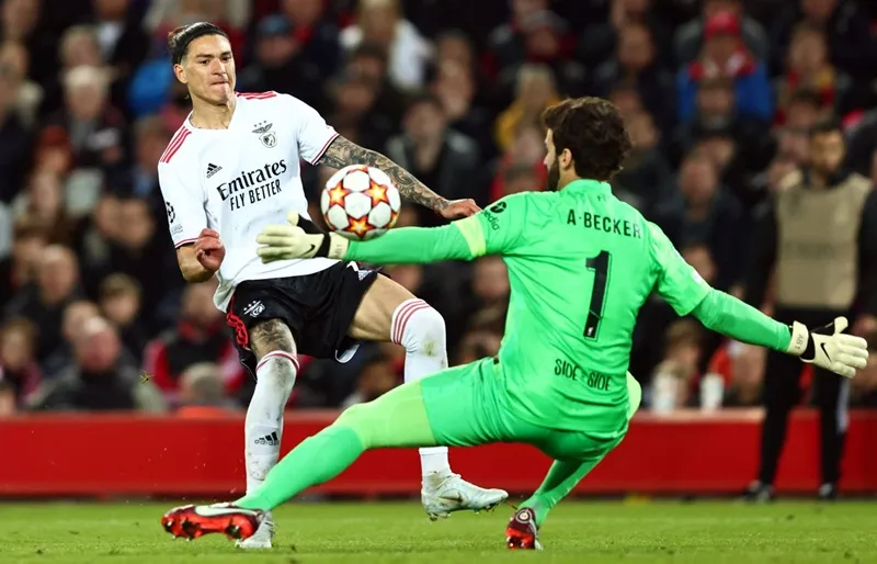 Darwin Nunez ghi bàn vào lưới Liverpool ở tứ kết Chamions League mùa qua.