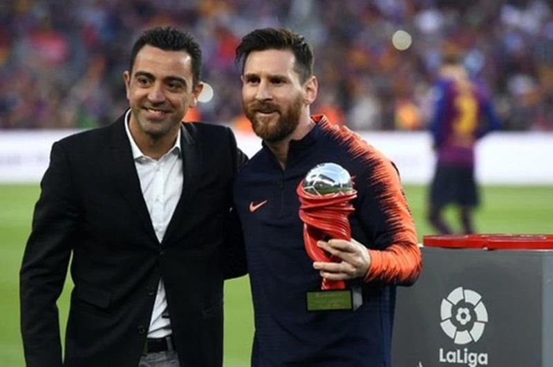 HLV Xavi Hernandez luôn duy trì mối quan hệ thân thiết với Lionel Messi.