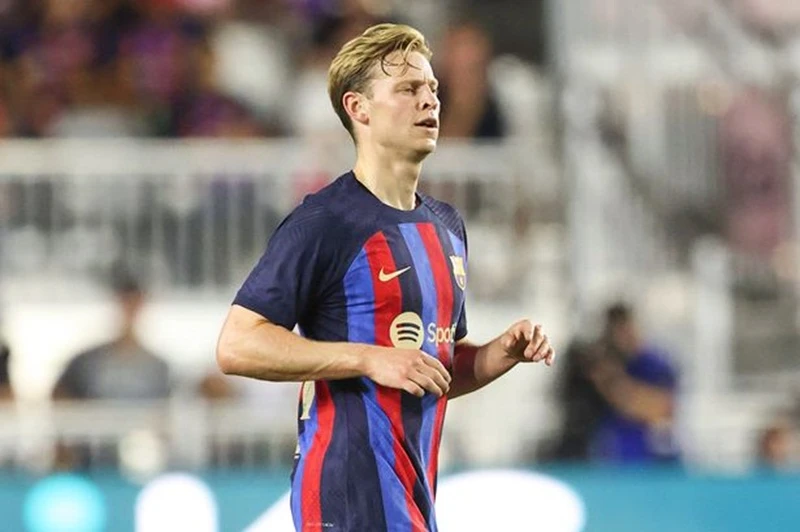 Frenkie de Jong vẫn đang vướng mắc tài chính với Barca nên chưa muốn rời đi.