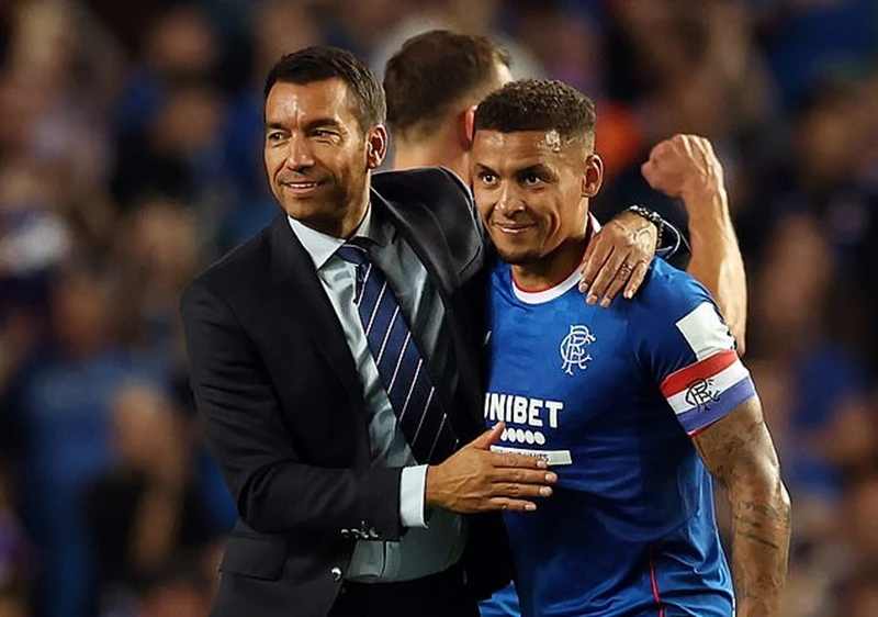 Thầy trò HLV Giovanni van Bronckhorst có màn ngược dòng lịch sử để vào vòng play-off.