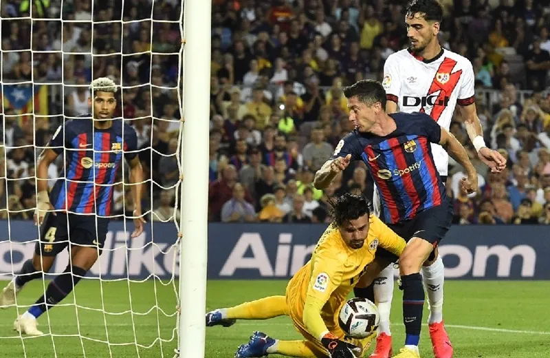 Robert Lewandowski đã có màn ra măt thất vọng cùng Barcelona.