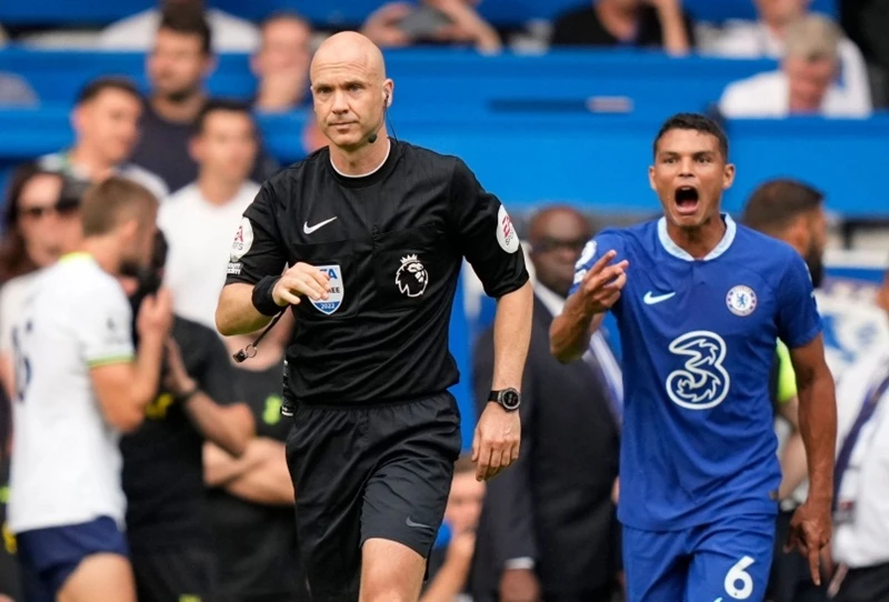 Trọng tài Anthony Taylor bị phản ứng bởi cầu thủ Chelsea.