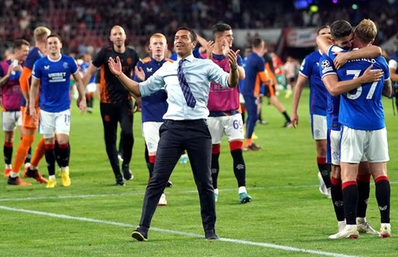 HLV Giovanni van Bronckhorst đưa Rangers trở lại vòng bảng Champions League lần đầu tiên sau 12 năm.