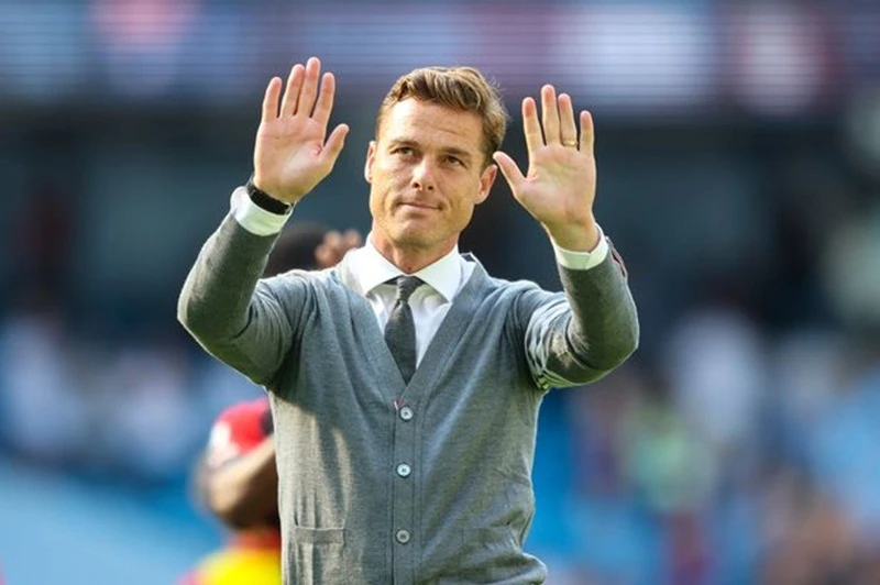 Scott Parker trở thành nhà cầm quân đầu tiên bị sa thải. Ảnh: Getty Images