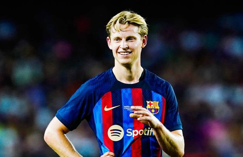 Tiền vệ Frenkie de Jong ở lại Barcelona bất chấp là trung tâm của mùa chuyển nhượng.