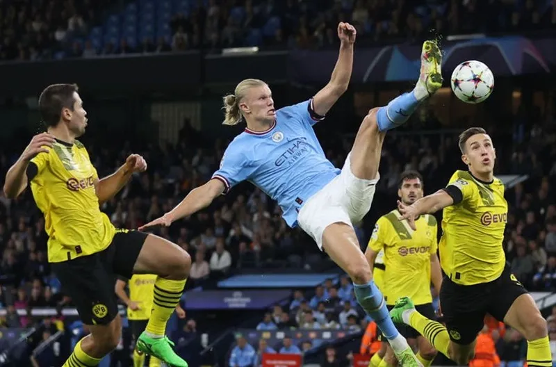 Erling Haaland với pha phóng người để ghi một bàn thắng ngoạn mục.