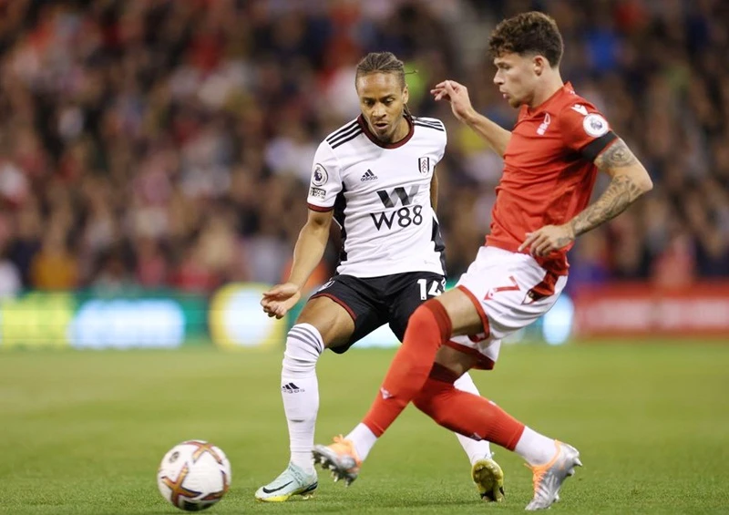 Nottingham Forest (phải) lộ ra nhiều vấn đề ngay cả trước một tân binh như Fulham.