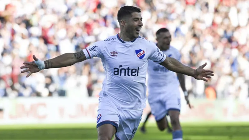 Luis Suarez mừng bàn thắng trong màu áo Nacional.
