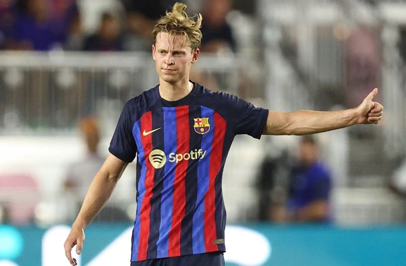 Tiền vệ Frenkie de Jong ở lại và tiếp tục tỏa sáng cùng Barca.