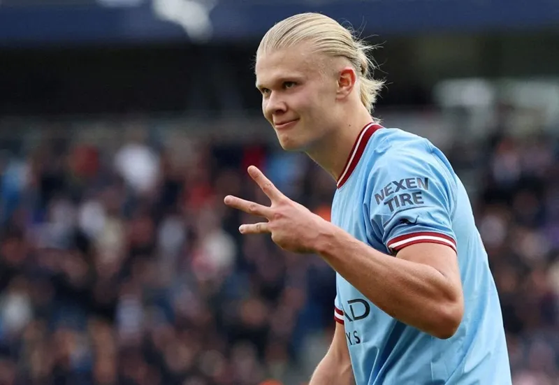 Erling Haaland là cầu thủ đầu tiên ghi hat-trick trong 3 trận sân nhà liên tiếp, và đạt 3 hat-trick nhanh nhất.