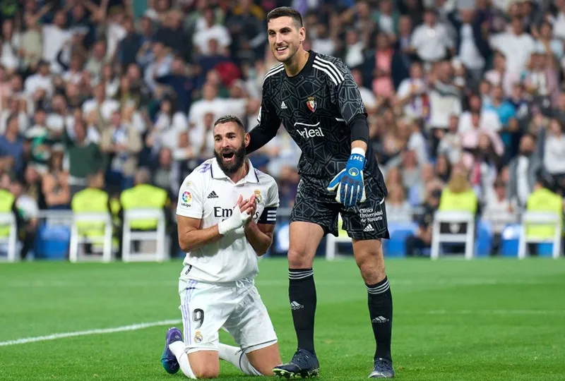 Karim Benzema thất vọng sau khi đá hỏng quả phạt đền quyết định.