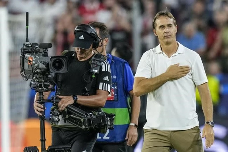 HLV Julen Lopetegui bình thản đón nhận quyết định sa thải sau trận thua Dortmund.